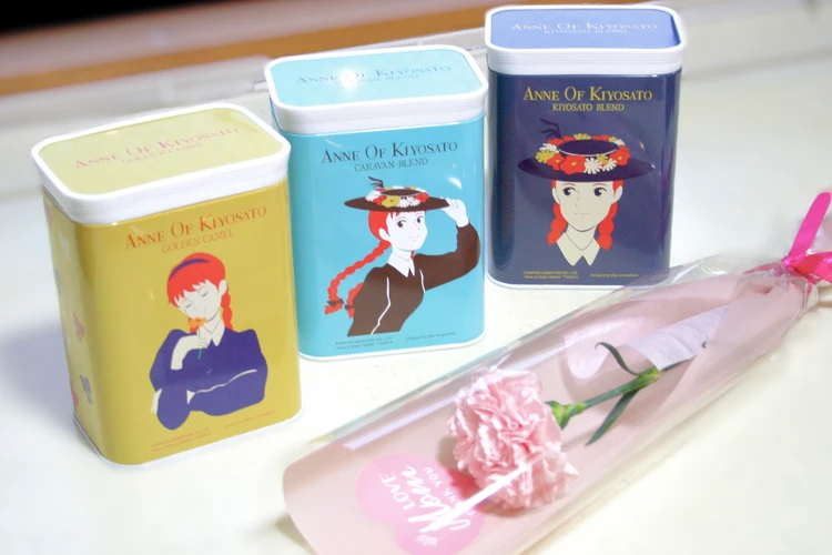 赤毛のアンのデザイン缶とカーネーション