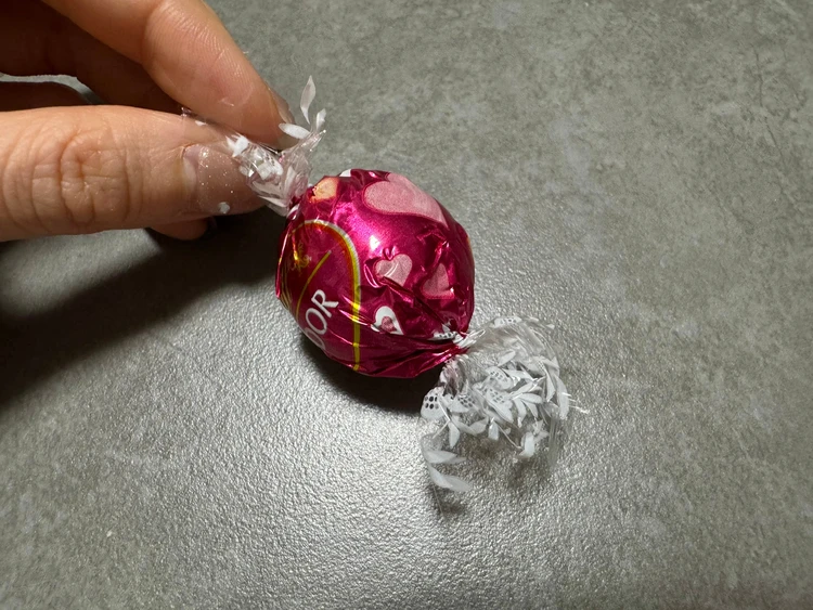 ハートが描かれたピンクの包み　バレンタイン限定リンドール　リンドールバレンタイン　リンツ期間限定フレーバー