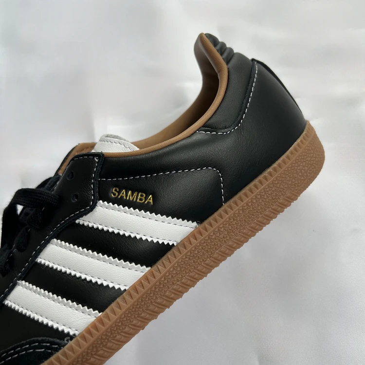 adidas SAMBA OG ブラックのブラックレザーアッパーとホワイトスリーストライプスのディテール寄りカット