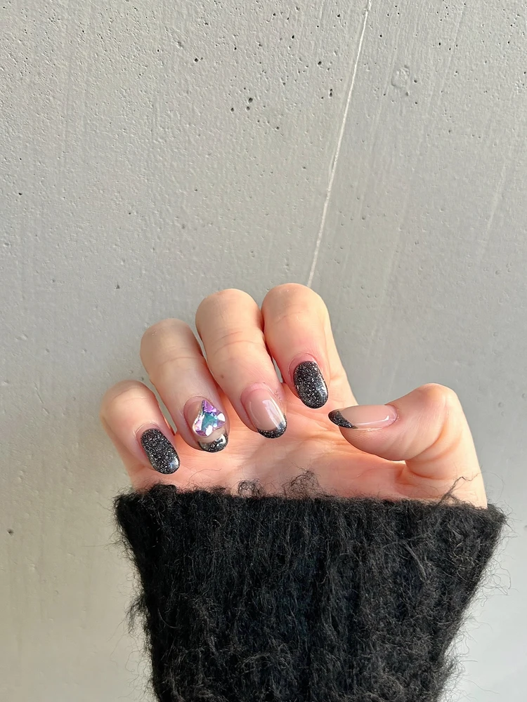 ブラックネイル フラッシュネイル 冬ネイル ハートパーツ 推し活ネイル デザイン