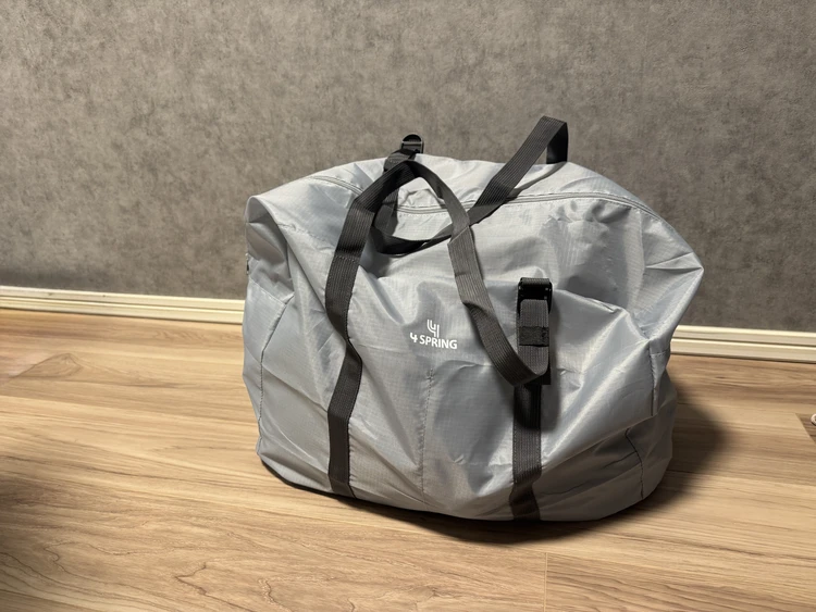 【世界 100 か国以上旅する旅人おすすめ！】スーツケースからずり落ちる悩みを解決！｜ ４ SPRINGS ずれないキャリーオンバッグが旅を快適にしすぎた_3