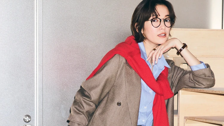 【テーラードジャケットコーデ】シャツ合わせの王道コンビは上品な肌見せで軽やかに【BAILA今日のコーデ】