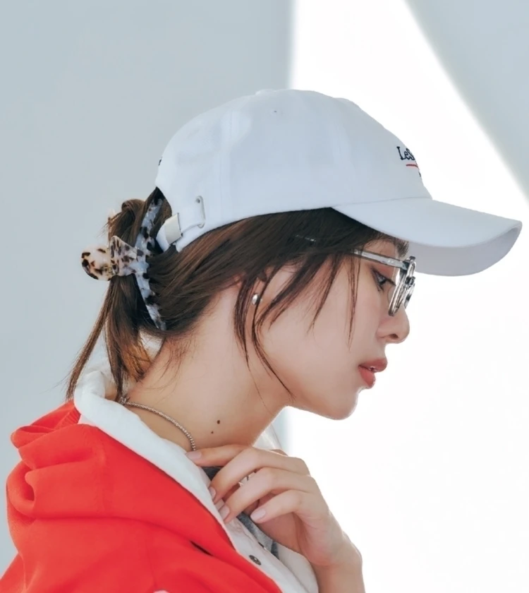 キャップを可愛くしっかり固定！ 実用性抜群の「ねじりクリップ留め」ヘアアレンジ