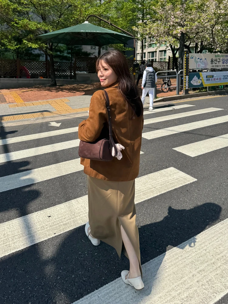 韓国・麻浦区(マポク)の気温16℃の中、春らしくスカートとコーデュロイのジャケットを合わせたコーディネート