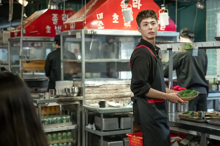 青春の記録 バイトに勤しむヘジュン(パク・ボゴム)