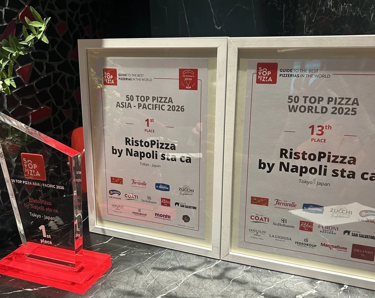 「リストピッツァ バイ ナポリスタカ」の店内に飾られた『50 Top Pizza Asia Pacific』アジア1位の表彰状。
