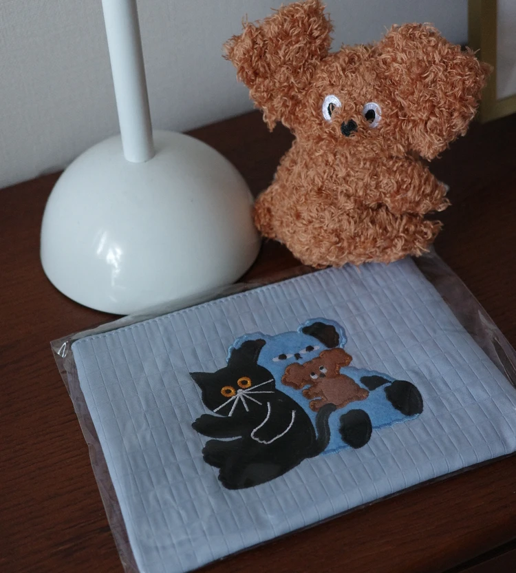 umao×コスメキッチンのコラボ、『Cosme Kitchen フラットポーチ』