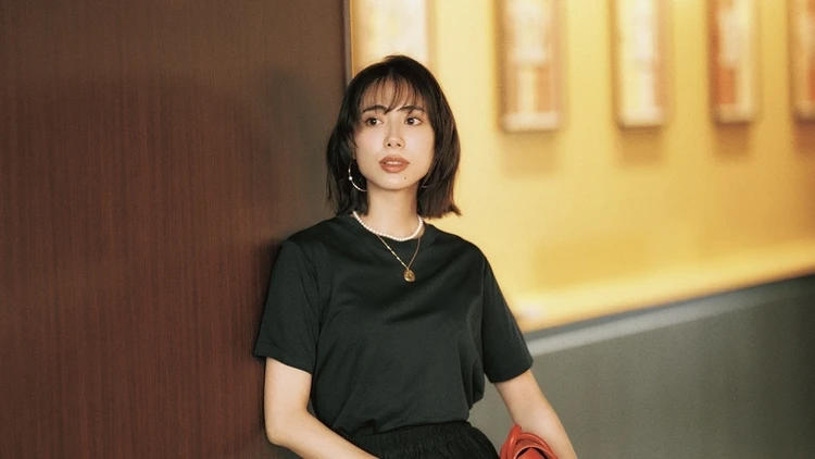【Tシャツ×スカートコーデ】“ぴたふわ”シルエットで黒をドラマチックに【BAILA今日のコーデ】