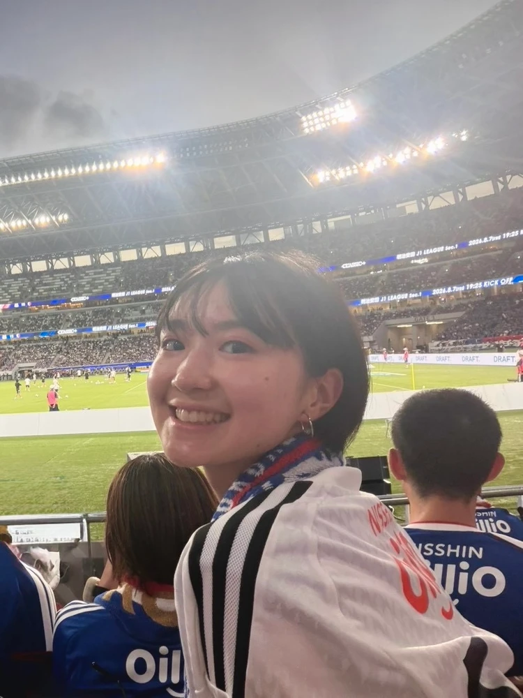 ユニフォーム姿でタオルマフラーを身につける女性　Jリーグ観戦服装ルール　Jリーグ観戦服装おすすめ