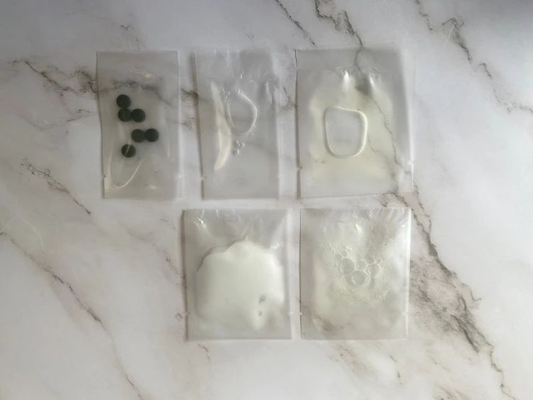 錠剤、シャンプー・リンス、化粧水、クレンジングオイルをパウチさせて撮った写真