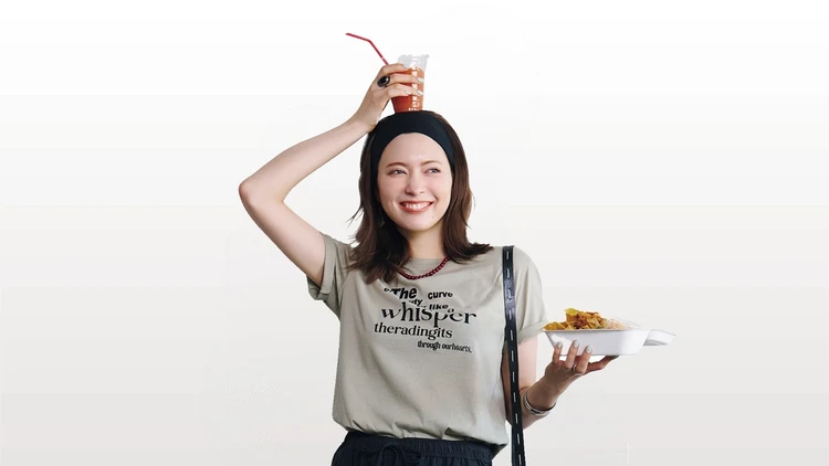 【Tシャツコーデ】アクセをふんだんに盛って休日らしい遊び心を【BAILA今日のコーデ】