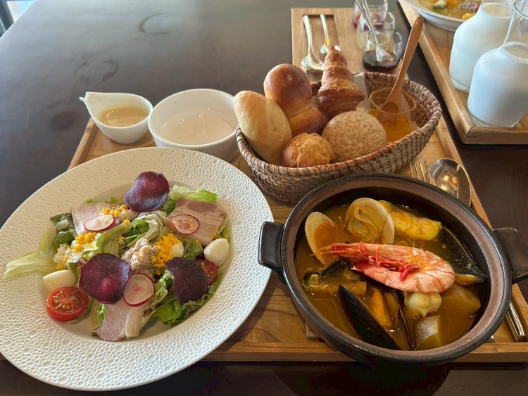 星のや竹富島の海風ブレックファスト｜魚介のブイヤベースと洋食プレート