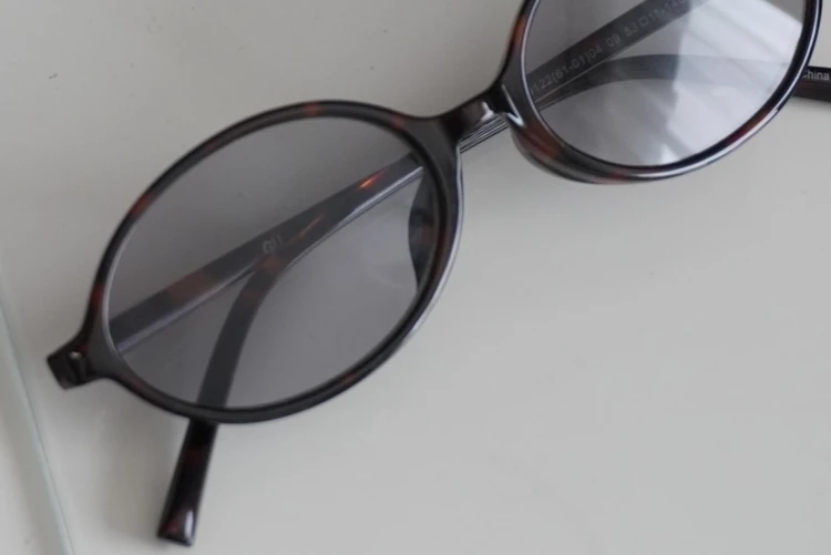 【GU】UVカットオーバルサングラス　gray