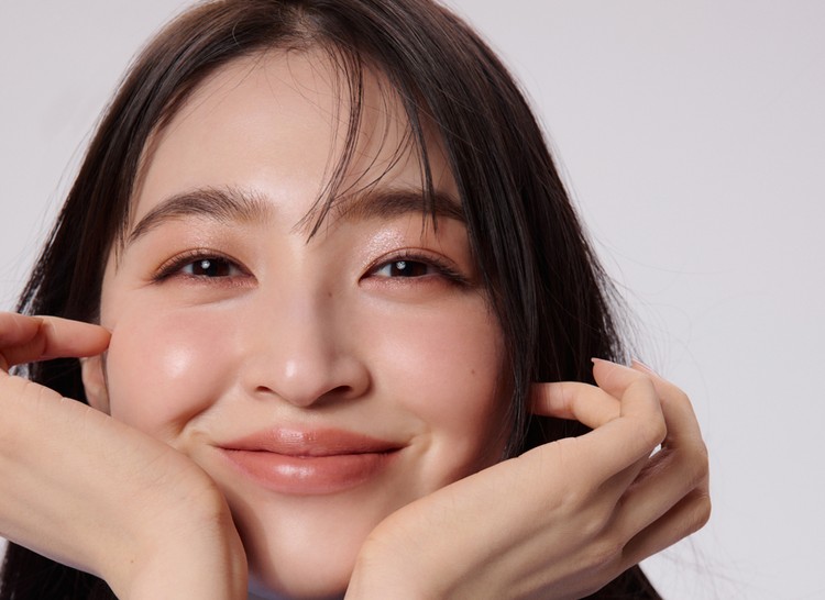 SNIDEL BEAUTY（スナイデル ビューティ）の新作マルチパレットで多幸感あふれるうるみアイに！【月曜朝の2割増メイク】