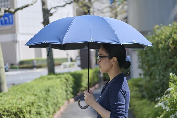 【AURORA（オーロラ）】2026新作日傘「BLAO 最強級遮熱 刺しゅう晴雨兼用傘」をレビュー！UVカット率やデザインは？本気で日除けしたいならコレ