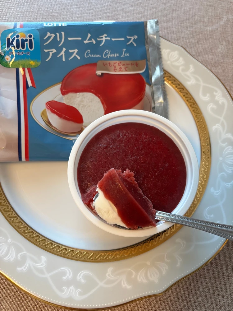 【ファミマ数量限定】Kiriクリームチーズアイスいちごピューレを添えて❤️#BAILAアイス部_3