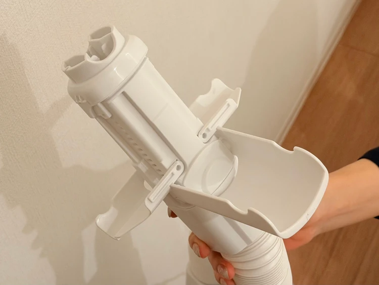 アイリスオーヤマ ふとん乾燥機 カラリエ FK-W2-Wのノズルの先。三叉に分かれているフラップが付いている。