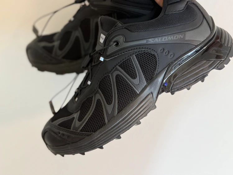 サロモン・ウィスパー2025新作|シンプル派が選んだ“大人の黒スニーカー”レビュー#スニーカー部_2