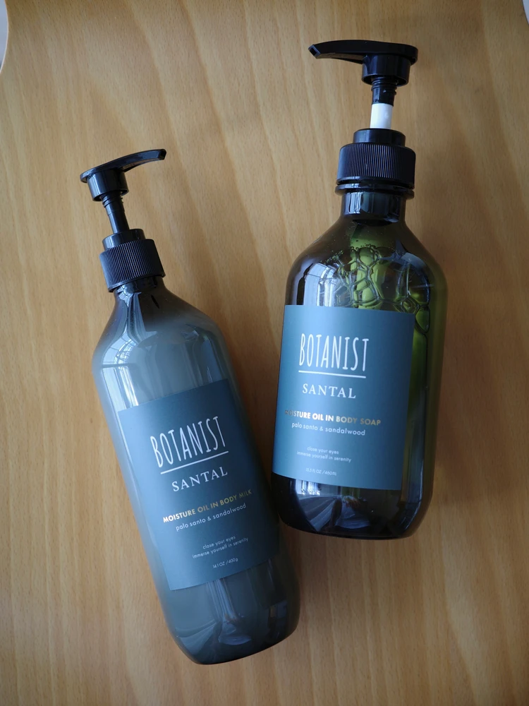 BOTANIST SANTALのボディソープとボディミルクを並べておいた写真