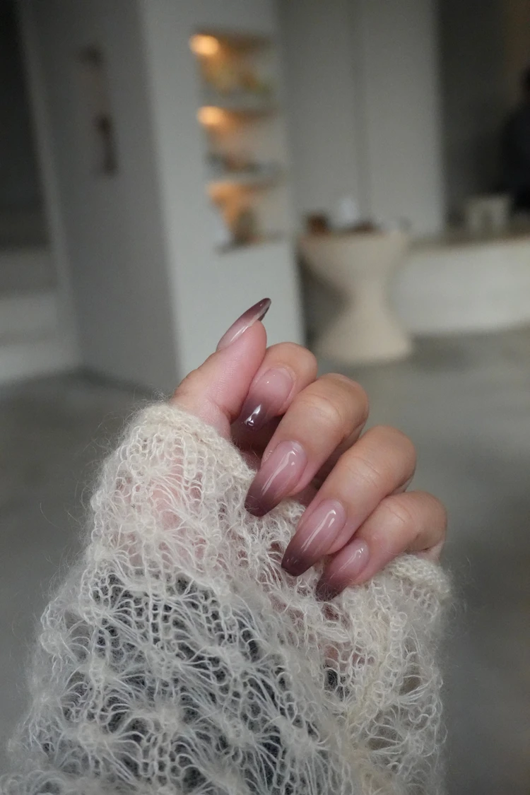 ワインピンクグラデーション　ネイル　春ネイル