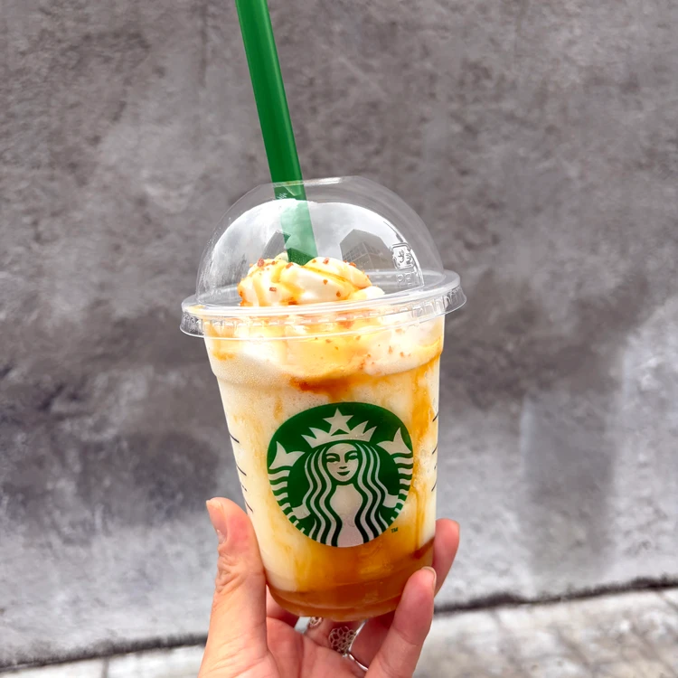 とろり蜜芋 紅はるか フラペチーノ®の全体像。焼き芋風味のチップとホイップクリームがトッピングされている