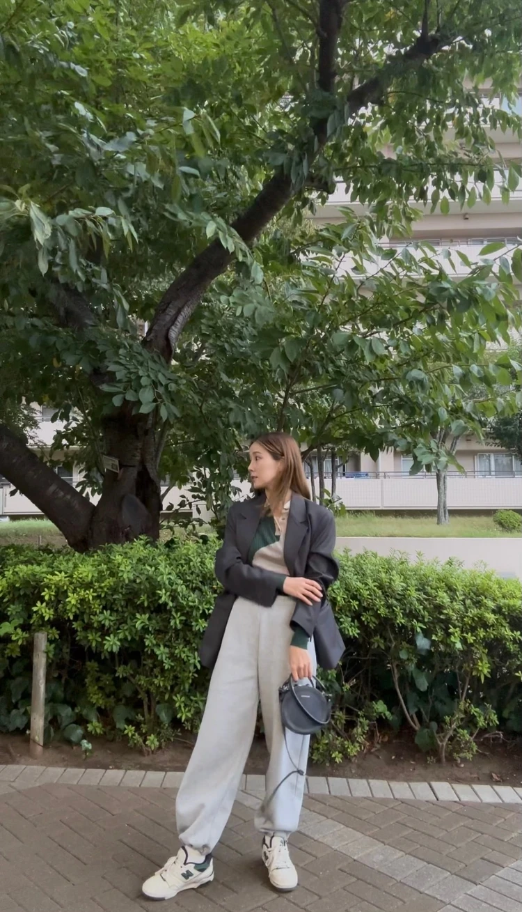 秋の休日コーデはジャケット+スウェットで抜け感をプラス！_1