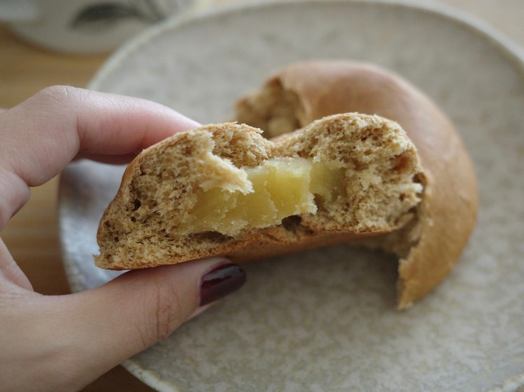 BASE BREADを半分に切って中の餡がわかる写真