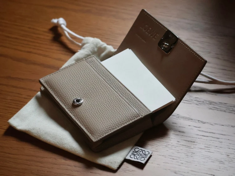 ボーナスで仕事の質を整える──後悔しないロエベの名刺入れ  _2