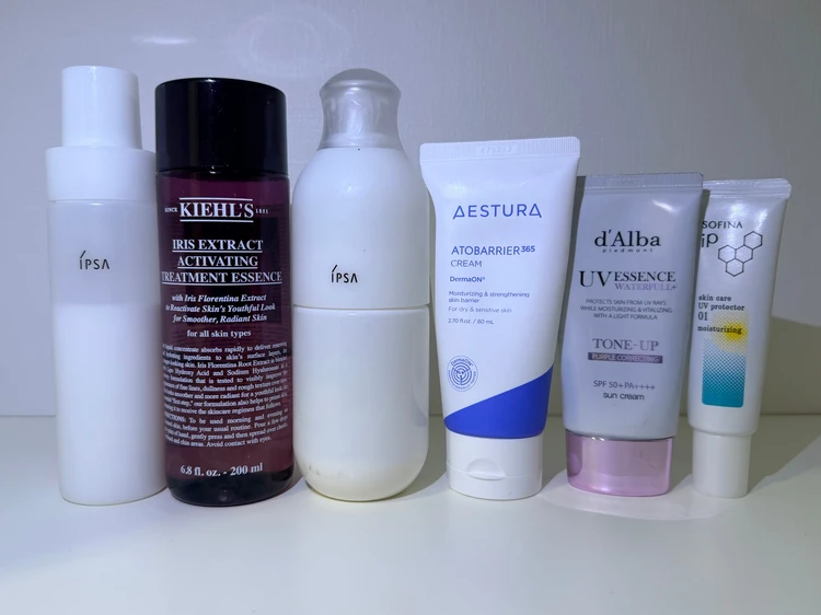 ALT： BAILA読者モデルの朝のスキンケア愛用アイテム一覧。IPSA（イプサ）の洗顔フォーム、キールズ IRSエッセンスローション、IPSA ME 8番、アトバリア365クリーム、ソフィーナとダルバのUVが横一列に並んでいる。