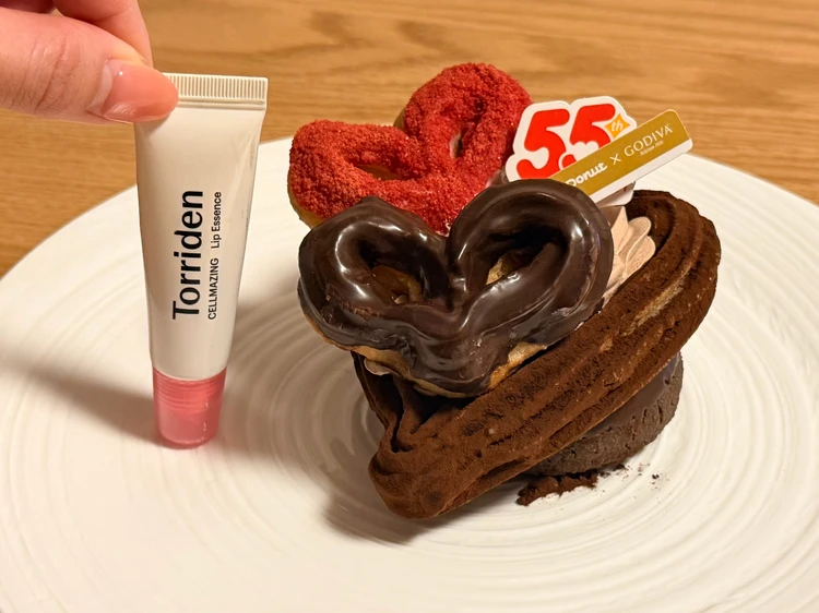 トリデン（Torriden）のリップエッセンスとドーナツのサイズ比較。