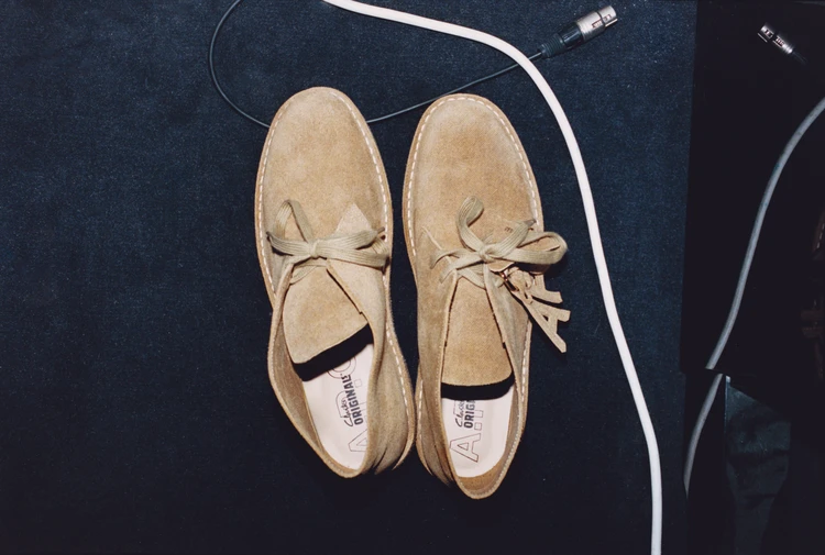 【A.P.C.（アー・ペー・セー）】クラークス オリジナルズとコラボレーション！　「Desert Boot™」と「Weaver™」を洗練させた注目の新作が10月2日に発売