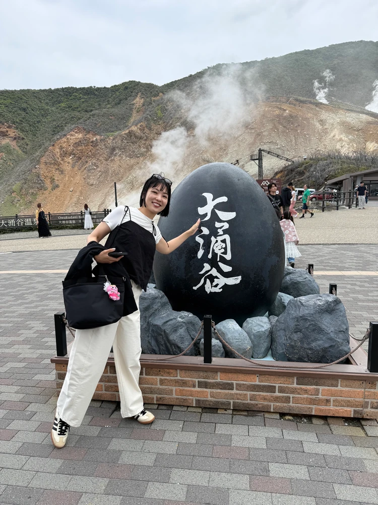 大涌谷 黒たまごのオブジェ前で撮影