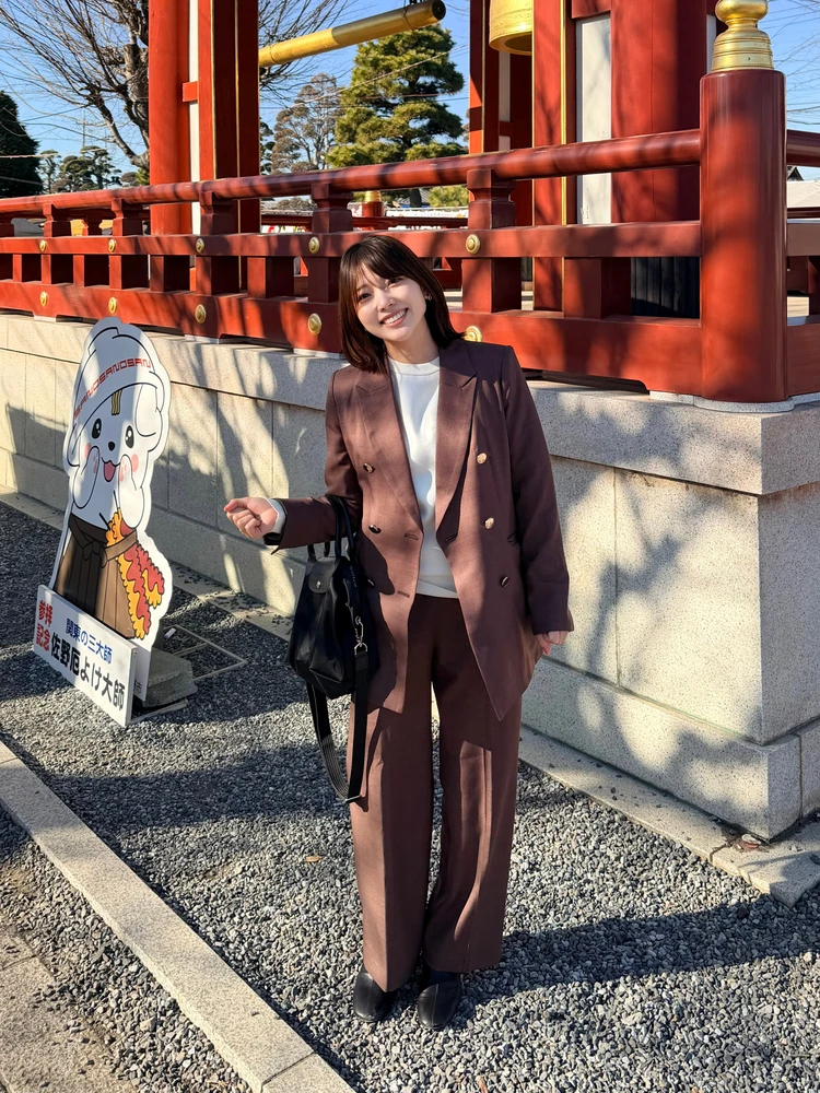 TONAL×貴島明日香のマルチセットアップにホワイトニットを合わせたコーディネート