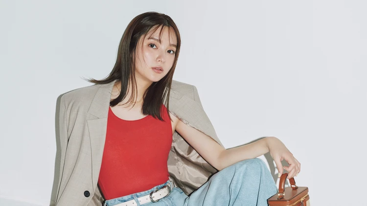 【派手色ミュールコーデ】高めヒールで足もとを美しく盛るのが今季流【BAILA今日のコーデ】