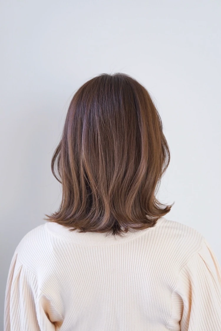 30代髪型・ミディアムのバック