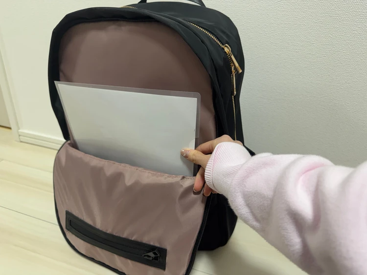 A4ファイルをリュックに入れる様子　通勤リュック　高機能リュック　UNITED ARROWS green label relaxing おすすめ通勤バッグ