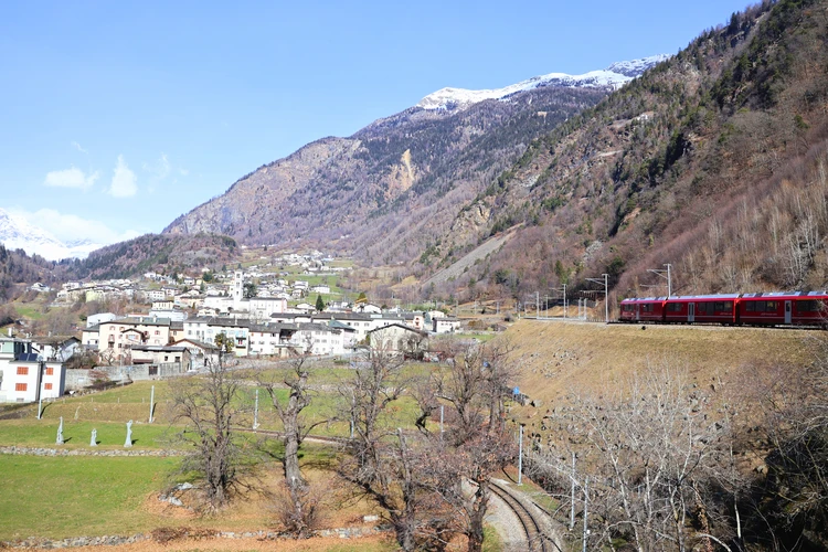 【世界遺産】車窓が美術館！ベルニナ急行で巡る色のコントラストと絶景旅【イタリア⇔スイス】_7