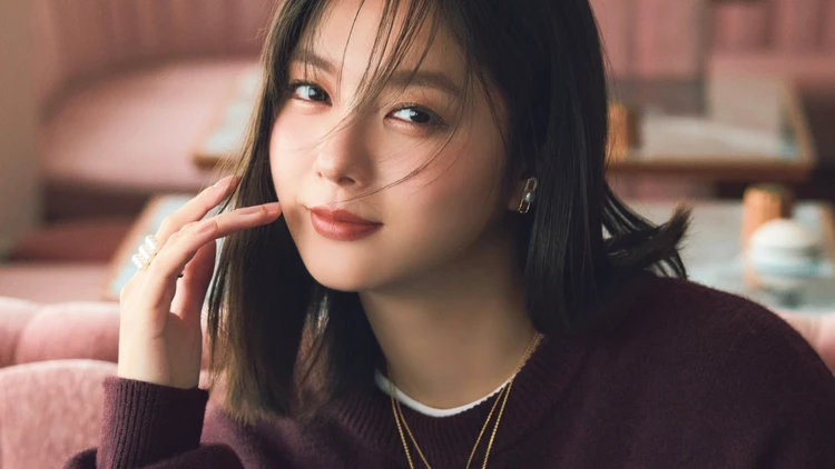 【憧れジュエリーコーデ】品のよさと個性を欲張れるモダンなパールジュエリーを主役に【BAILA今日のコーデ】