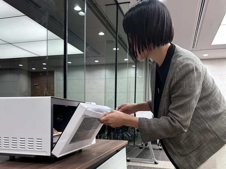 nosh（ナッシュ）を冷凍庫から出して電子レンジで調理している様子