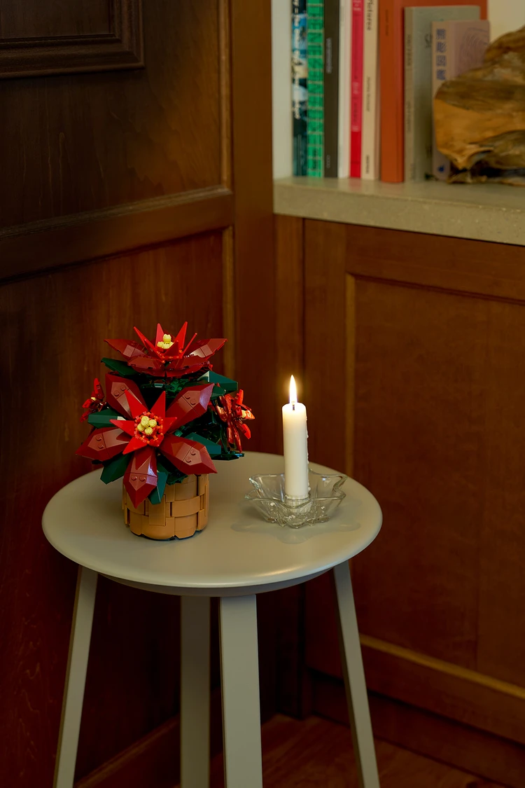 スツールに自分だけのクリスマスコーナーを作ってみて!