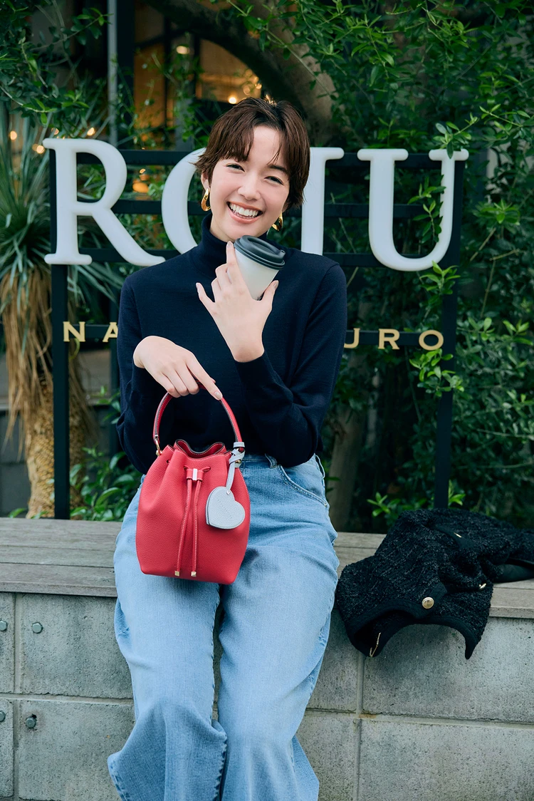 佐藤栞里 話題のカフェ巡りには手ぶら感覚の巾着バッグ「アンジェリカ」と一緒に
