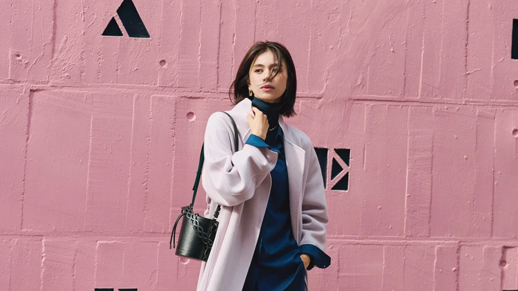 【ピンクのアウターコーデ】心ときめく甘色アウターはネイビー合わせでハンサムに【BAILA今日のコーデ】