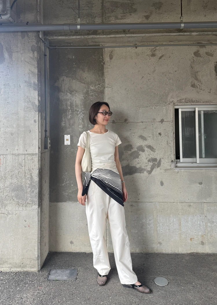スカーフをアクセントにした、UNIQLOのホワイトパンツコーデ。