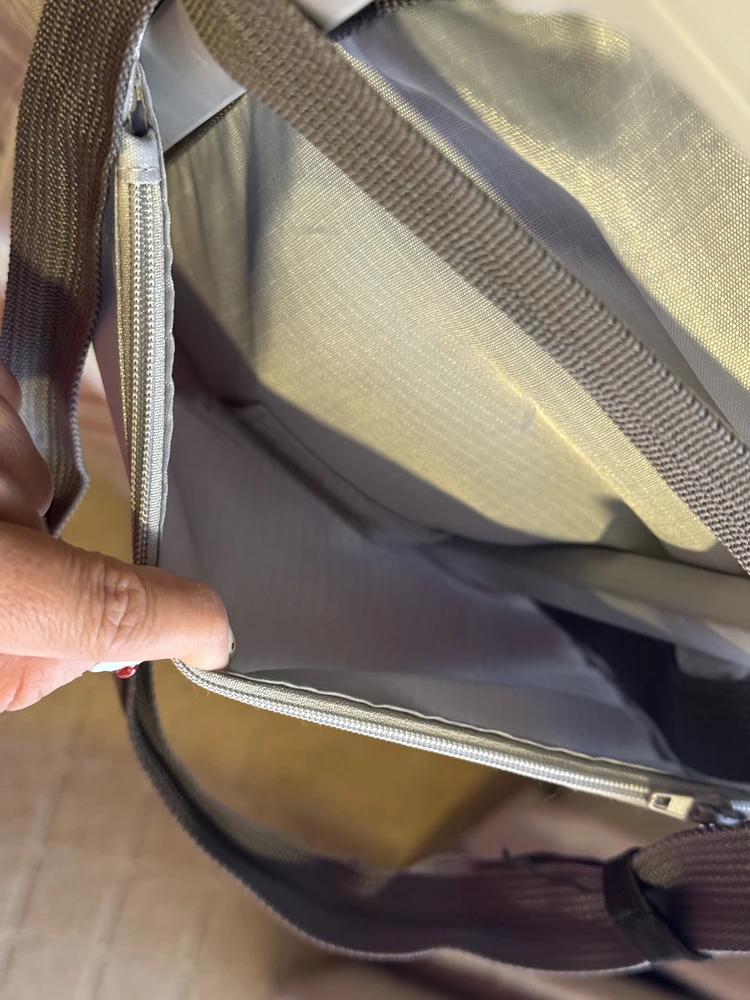 【世界 100 か国以上旅する旅人おすすめ！】スーツケースからずり落ちる悩みを解決！｜ ４ SPRINGS ずれないキャリーオンバッグが旅を快適にしすぎた_8