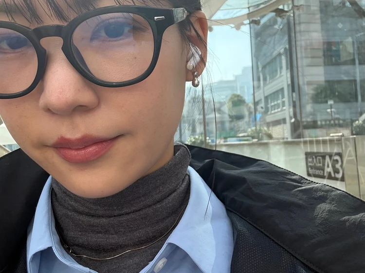 GUのドルマンスリーブシャツにタートルネッックスをレイヤードしたスタイル