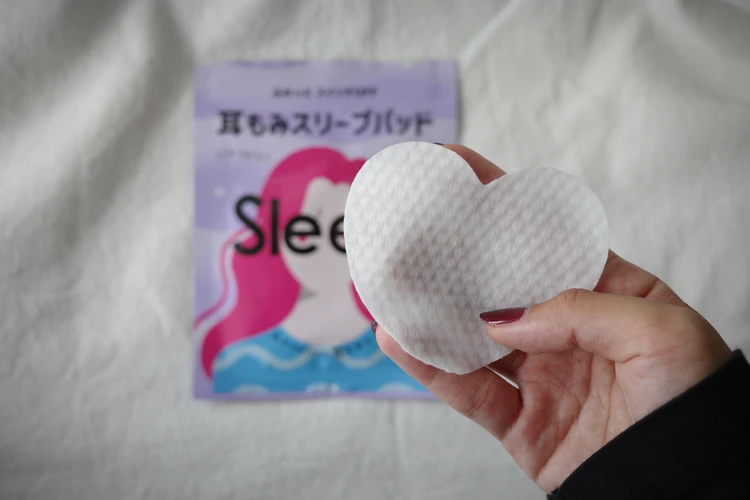 睡眠美容 耳もみスリープパッドを取り出した様子