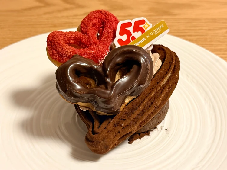 ミスドネットオーダー限定「トリオハート ショコラ＆プラリネ」の全体写真。3つのハートチュロが華やかにトッピングされている。