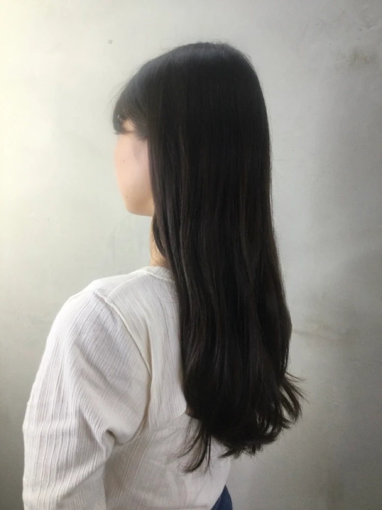 ロングヘアの女性 髪を切るの姿 before イメチェン前