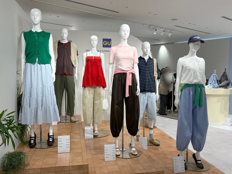 【GU（ジーユー）】2026年春夏コレクション展示会レポ！バレルレッグパンツやソフトシアーTなど、定番ヒットアイテムもさらにパワーアップして新登場！