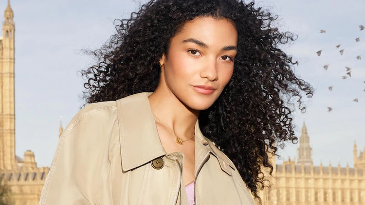 バーバリー ハー パルファムの顔として起用されたオリヴィア・ディーンさん